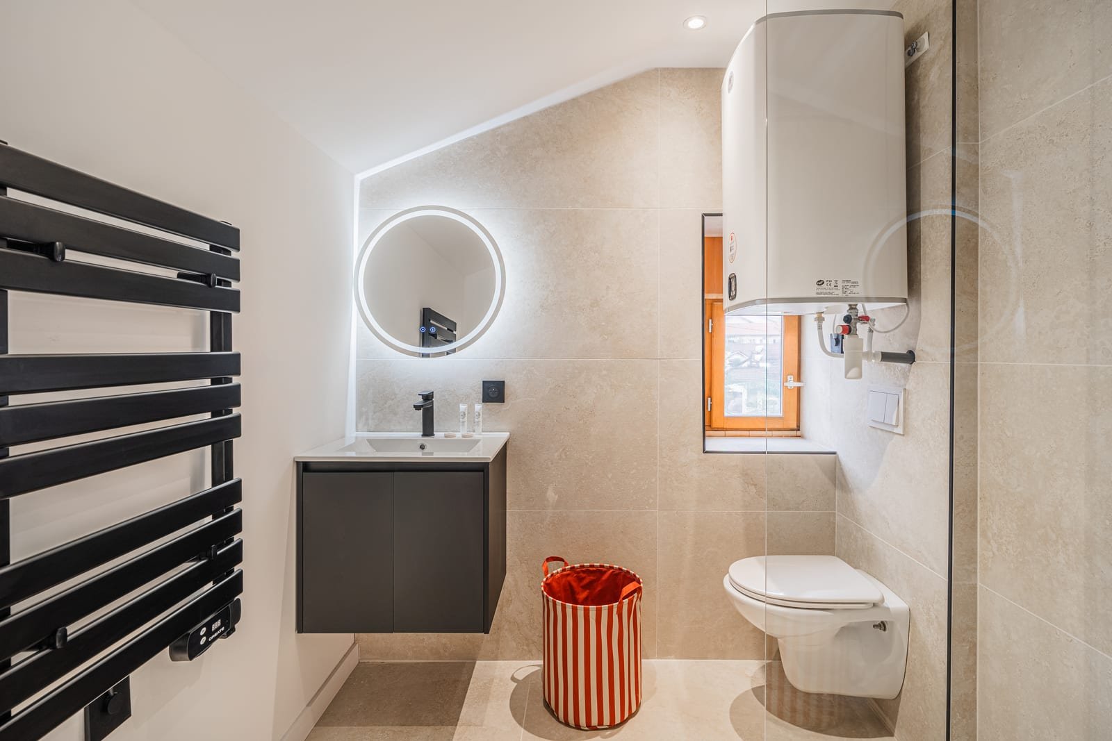 Salle de bain pierre beige et bois