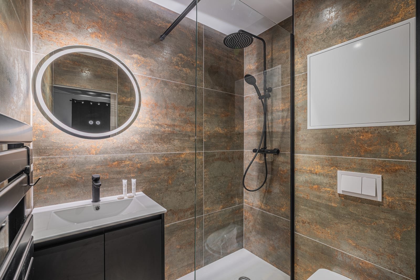 Salle de bain effet cuivre et métal