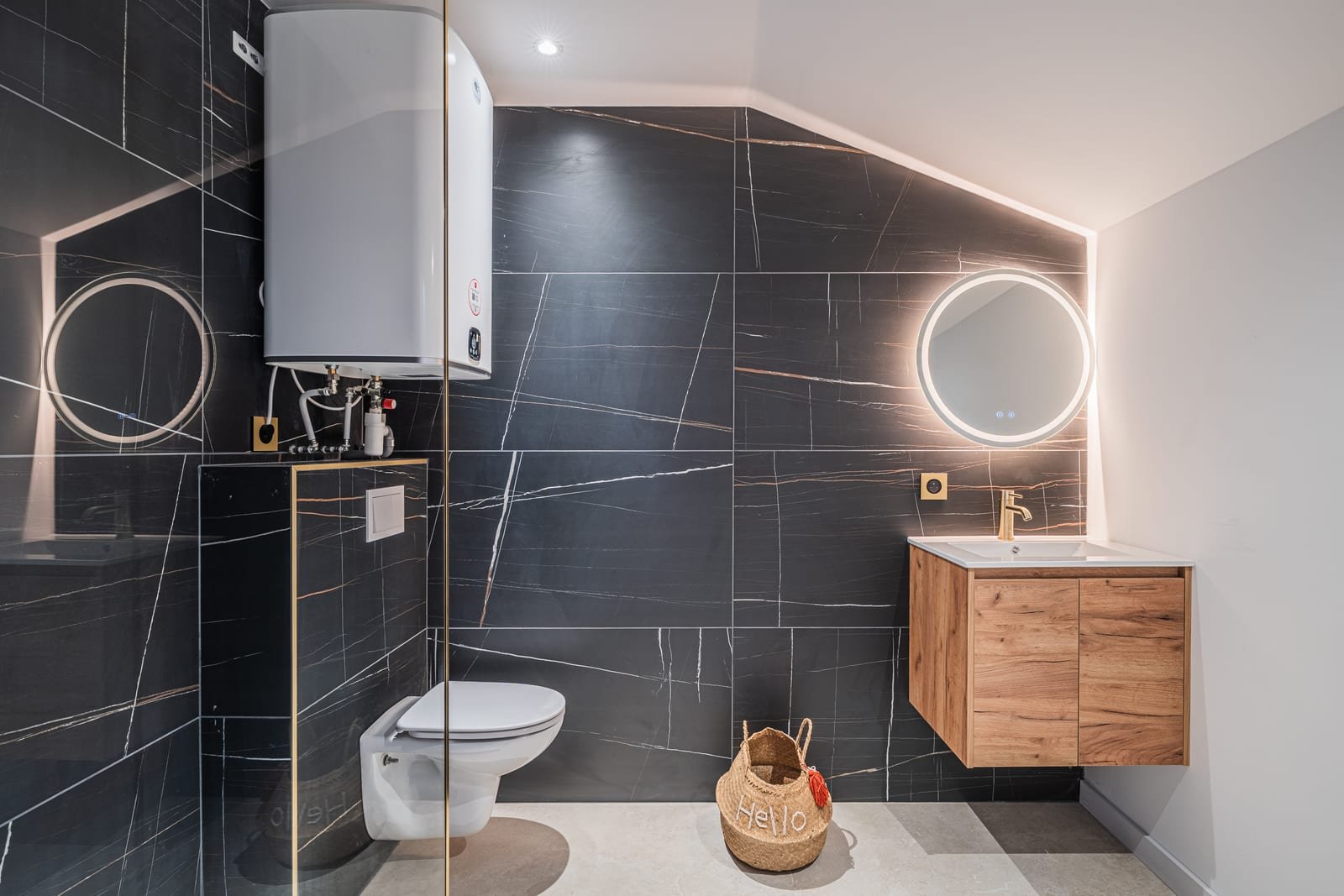 Salle de bain marbre noir et laiton doré