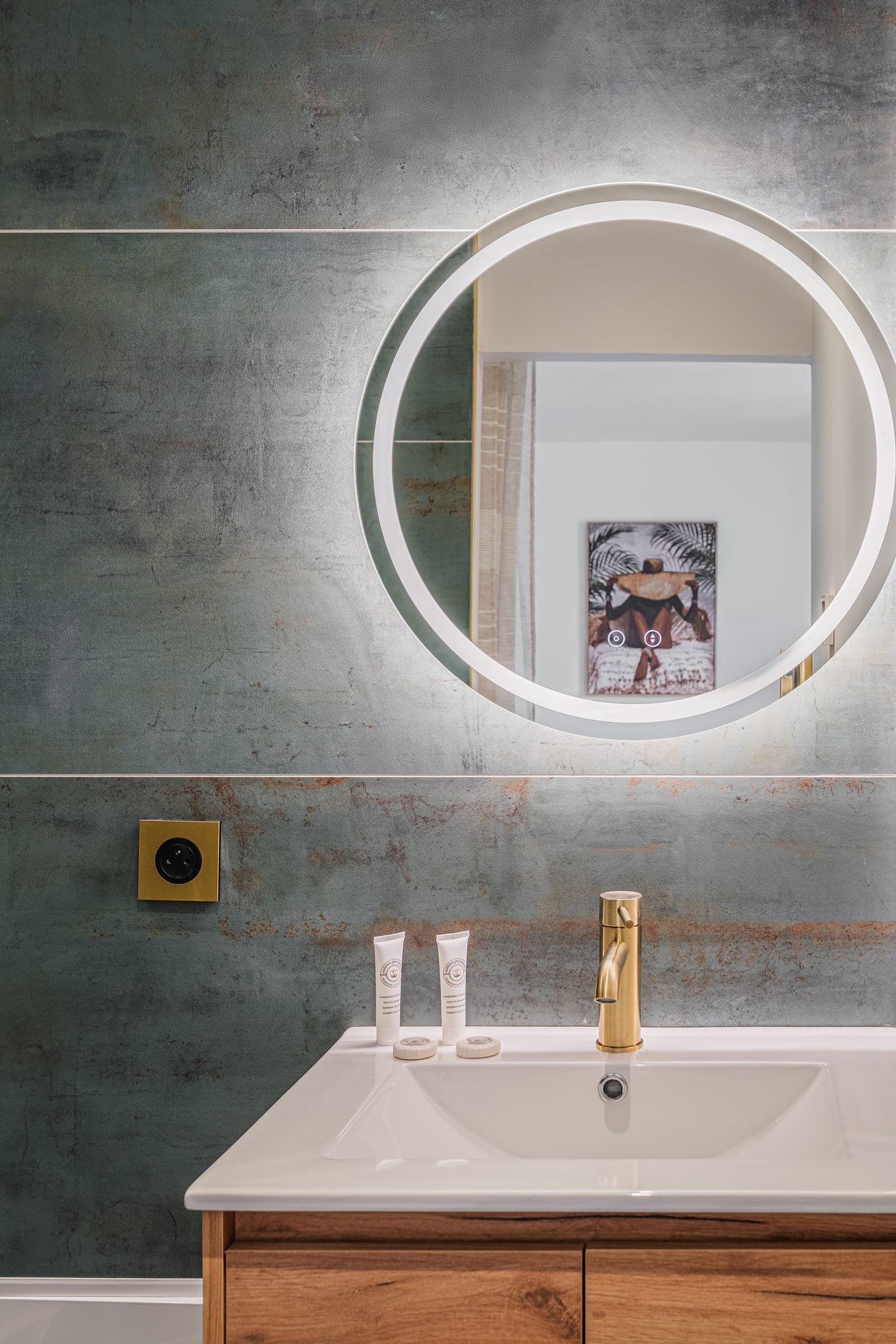 Salle de bain pierre oxydée verte et laiton